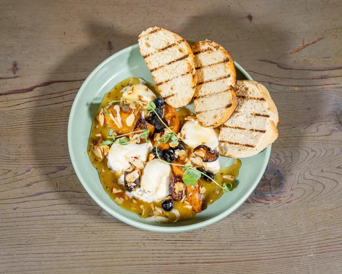 Burrata alla panna with grilled bread
